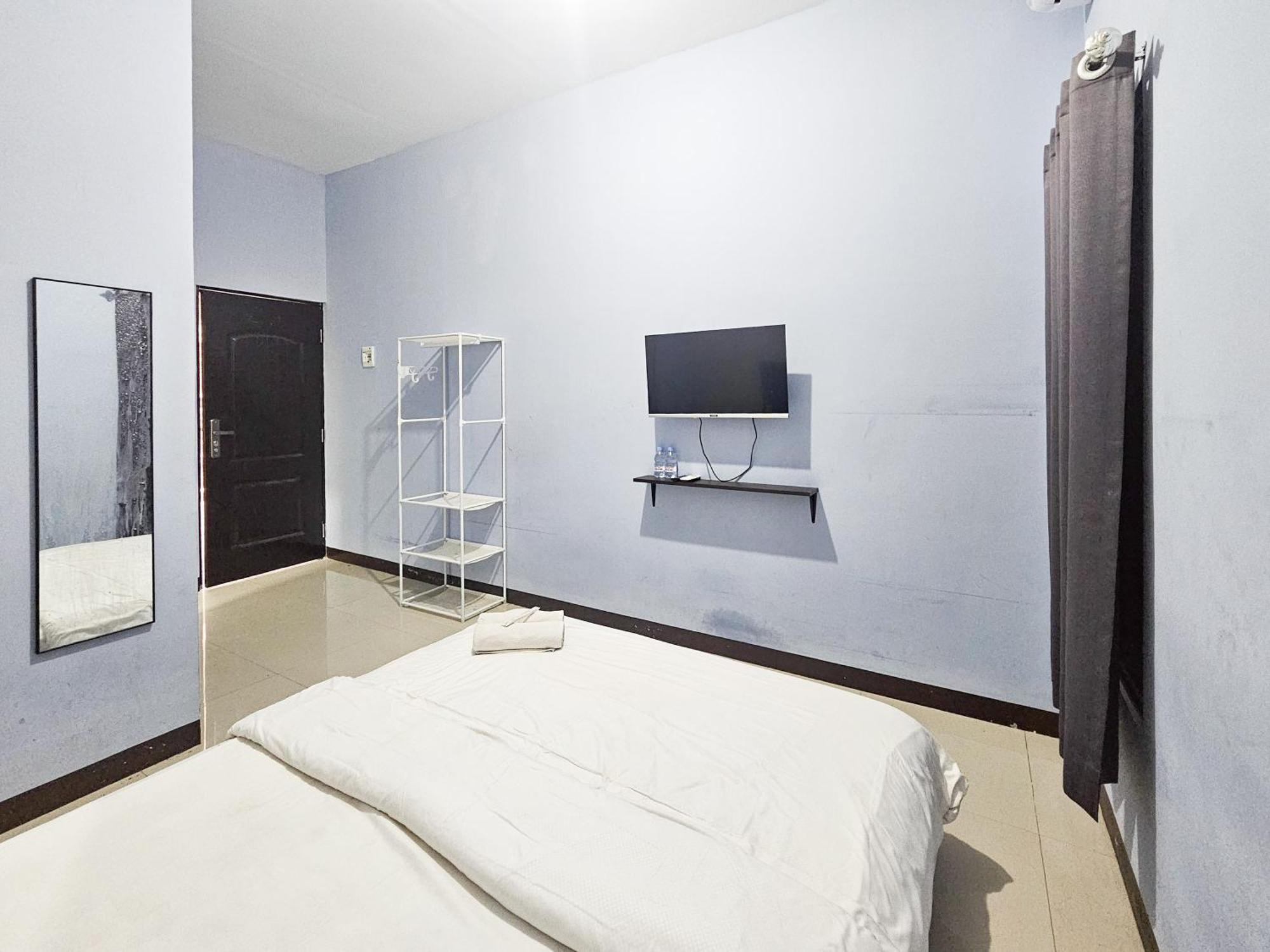 Sido Joyo Near Sunrise Mall Mitra Reddoorz Hotel Mojokerto