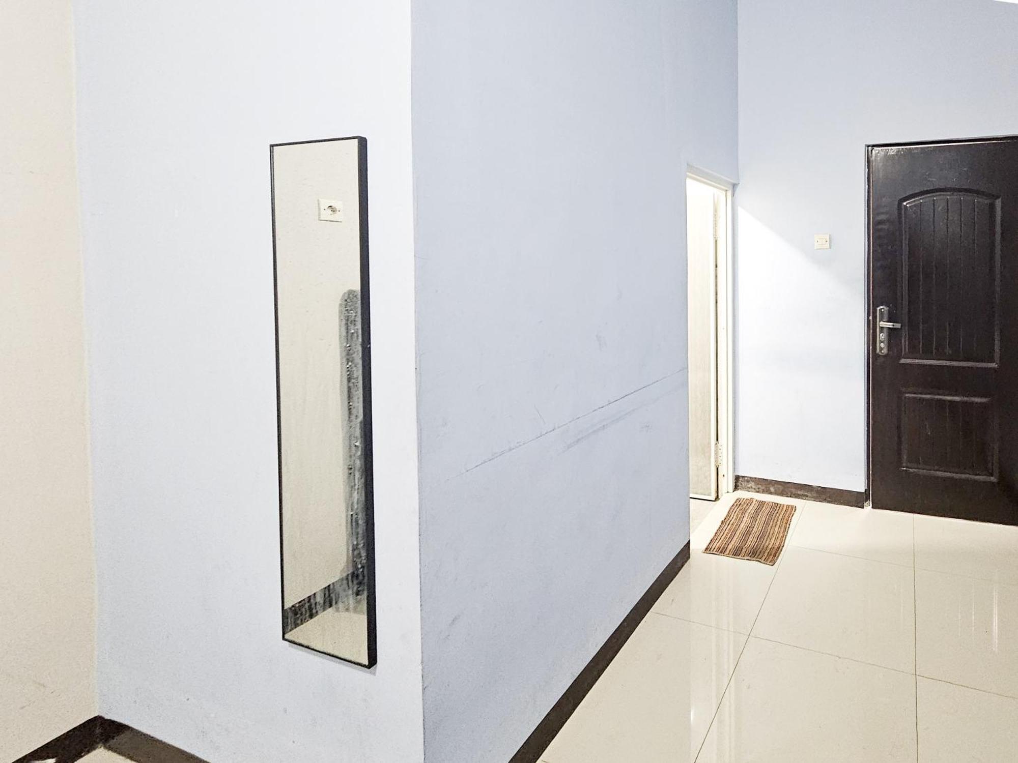 Sido Joyo Near Sunrise Mall Mitra Reddoorz Hotel 2*