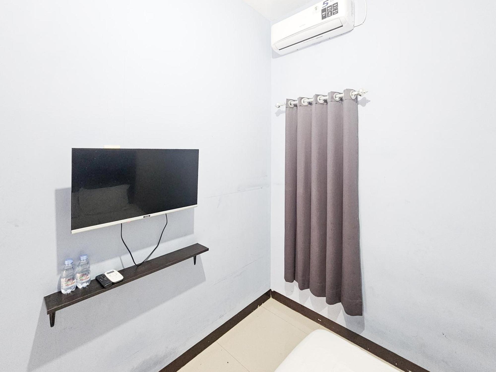 Sido Joyo Near Sunrise Mall Mitra Reddoorz Hotel Mojokerto